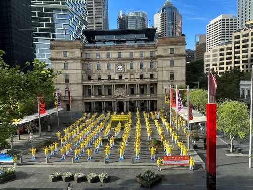 Hundreds of Falun Dafa practitioners do the exercises in Sydney on the morning of October 7.