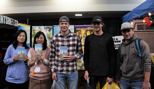 Kevin (middle) and his friends learn about Falun Dafa.