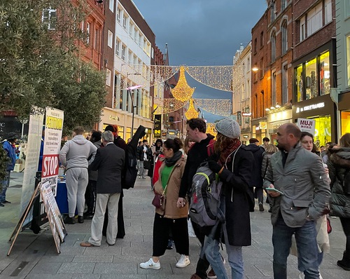 Practitioners held an event on Grafton Street on November 12, 2022 to tell people about Falun Dafa and how the CCP persecutes it. Many locals and tourists signed petitions to support ending the persecution of Falun Dafa.