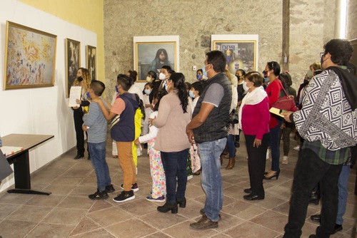 Attendees view the artworks in The Art of Zhen Shan Ren (Truthfulness, Compassion, Forbearance) International Exhibition in Mexico.