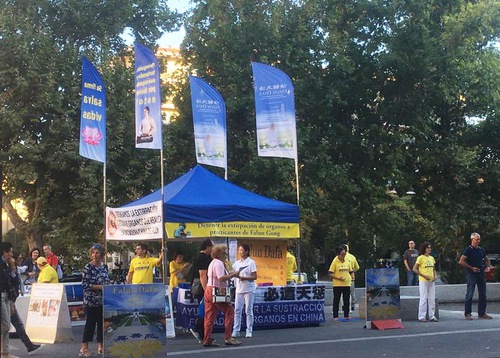 Learning about Falun Dafa at practitioners’ event in Zaragoza on October 12