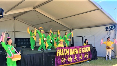 The waist drum group was invited to perform on stage.