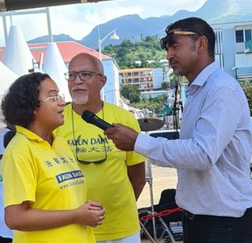 The program host of Guadeloupe TV1 interviews practitioners.
