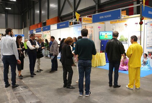 A continuous stream of visitors came to the Falun Dafa booth at BioCultura Madrid 2022