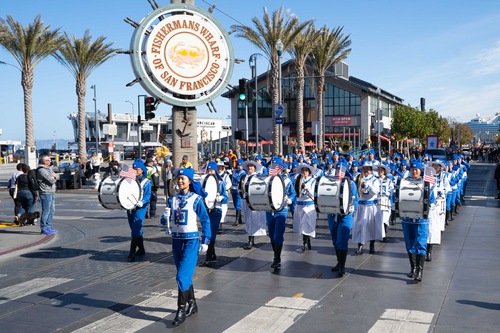 Falun Dafa practitioners were welcomed at the Veterans Day Parade