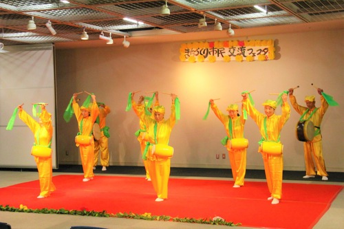 Practitioners perform the waist drum dance.