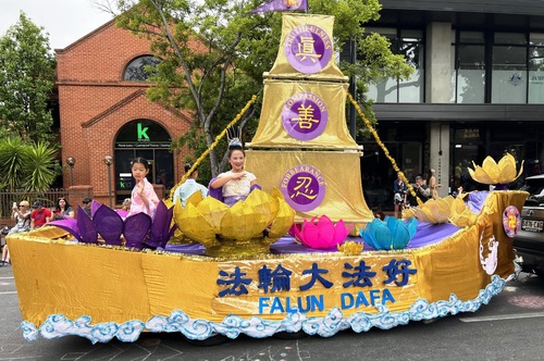 Falun Dafa practitioners participate in Norwood’s Christmas parade on November 26, 2022.