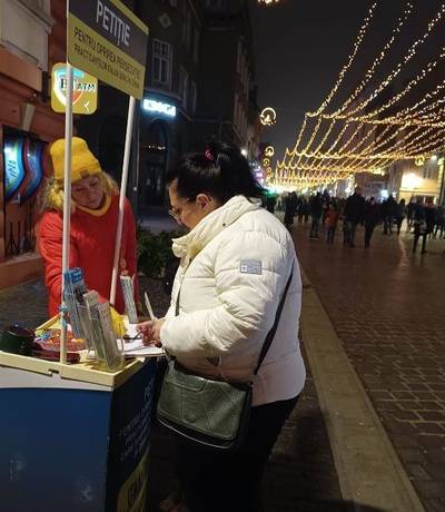 Ms. Stănescu Mihaela signs the petition to stop the persecution.