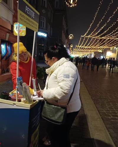 Ms. Stănescu Mihaela signs the petition to stop the persecution.