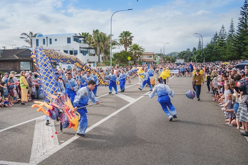 Falun Dafa practitioners attended Christmas parades in Whangārei and Orewa on November 26, 2022.