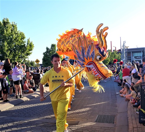 Falun Gong practitioners took part in the Ellenbrook Christmas parade on December 10.