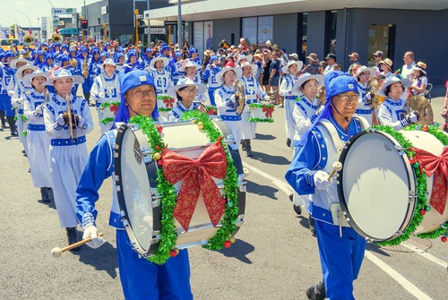 db7c6920c75d5729891356404366af53 Falun Dafa practitioners participated in eight Christmas parades in various cities in New Zealand on December 3-4, 2022.