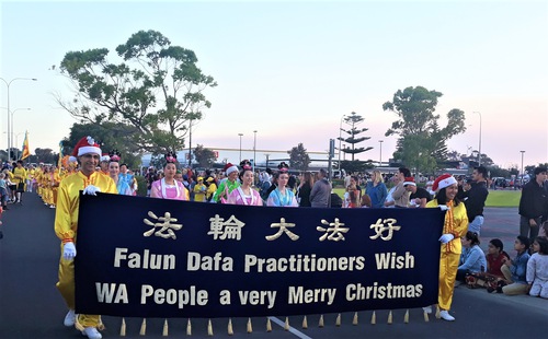 Falun Dafa practitioners participated in an annual Christmas parade in Banbury, the third largest city in Western Australia, on evening of December 11, 2022.