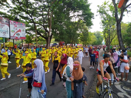 The waist drum team performed during events held on Car-Free Day.