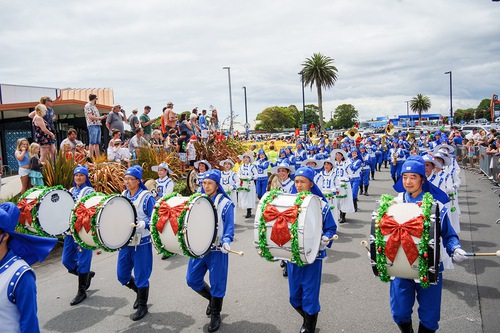 Falun Gong practitioners participate in Christmas parades in different parts of New Zealand in November and December 2022.