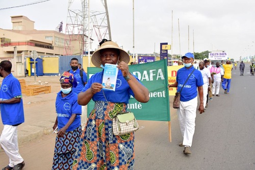 Dafa practitioners held a parade through the streets of Lomé, the capital of Togo, to celebrate the 10th anniversary of Falun Dafa’s introduction to Togo.