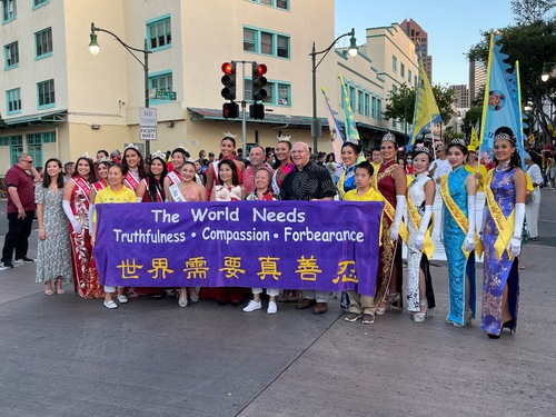 Practitioners and local government officials take a photo with the winners of Miss Hawaii Chinatown.