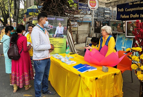 Falun Dafa booth at the Chitra Santhe Art Exhibition in Bangalore on January 8, 2023