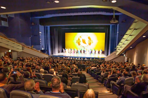Shen Yun New York Company at the The ICC Birmingham–Hall 1 in Birmingham, United Kingdom, on the evening of January 7. The company presented three sold-out performances in Birmingham January 7–8. (The Epoch Times)