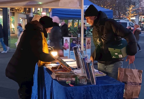 People learn the facts about the persecution of Falun Gong at the Information Day event.