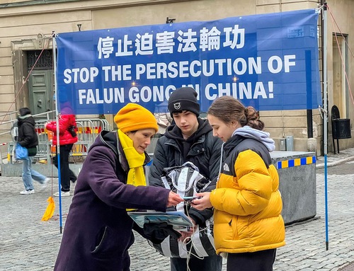 Practitioners tell passersby about Falun Dafa.