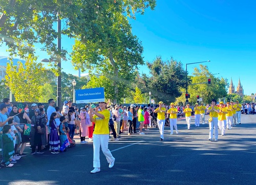 Falun Dafa practitioners participated and were well-received in the Australia Day Parade.