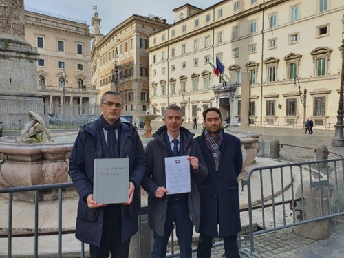Falun Dafa practitioners submit the signatures to the Presidential Palace.