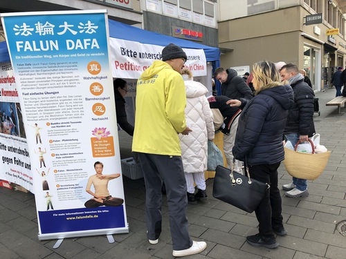 Passersby signed the petition to support the practitioners’ effort to end the persecution of Falun Dafa in China.