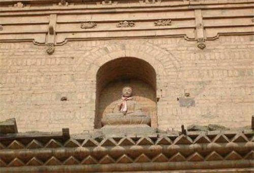 This Buddha statue on the second floor in the southwest direction extended his arm and saved the falling girl.