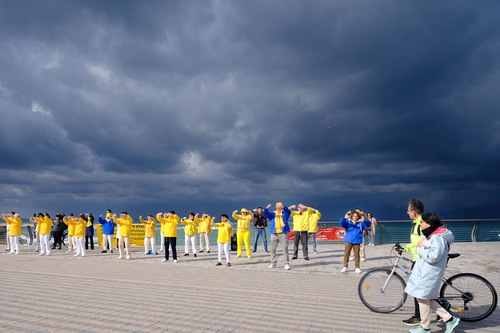 Practitioners demonstrate the exercises on the Old Jaffa Promenade in Tel Aviv on Saturday, January 14. (Minghui)