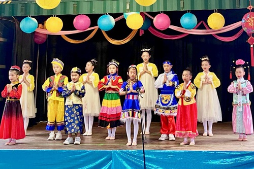 Practitioners entertained the New Year eventgoers with a rich program consisting of traditional Chinese cultural performances.