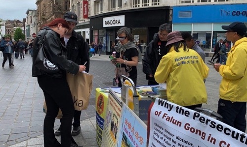 Practitioners host a booth every Sunday to inform people about Falun Gong and the fact that the CCP is persecuting it.