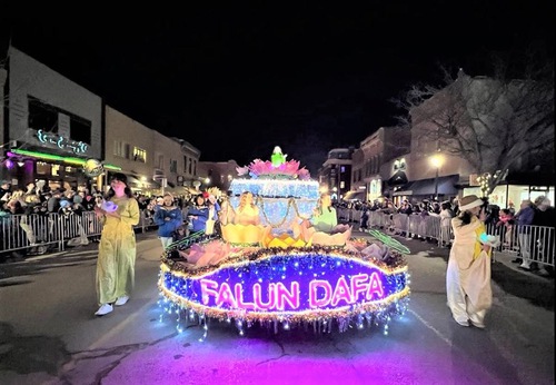 Falun Dafa practitioners in the beautifully aluminated float at the front of the parade.