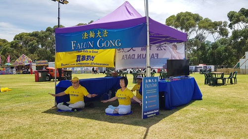 Falun Dafa practitioners were invited to participate in the Tet Festival to celebrate the Vietnamese lunar new year. Many people inquired about the practice and signed a petition to support practitioners’ efforts to end the persecution in China.