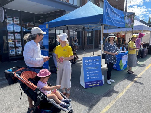 Practitioners participated in the annual Glenferrie Festival on Sunday, March 5, 2023, and introduced Falun Dafa to the public.