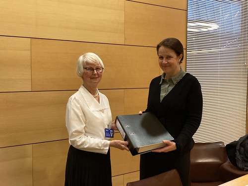 Veronika Honkasalo (right) Member of the Finnish Parliament accepted the petition submitted by Falun Gong practitioners.
