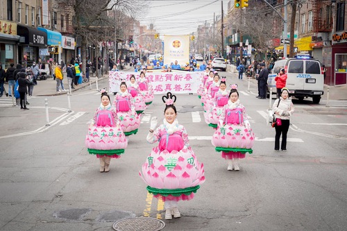 An estimated 1,000 Falun Dafa practitioners held a grand parade along Brooklyn’s 8th Avenue on February 26, 2023.