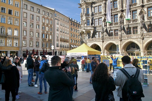 Practitioners held an event on Marienplatz on March 18. Many passersby paused to watch and learn about the practice and the CCP’s persecution.