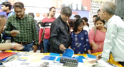 Many people were interested in Falun Dafa books.