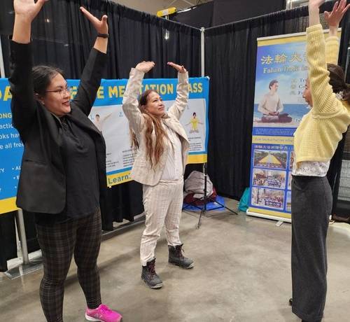 Candita (middle) and her friend Glenda (left) learn the Falun Dafa exercises.