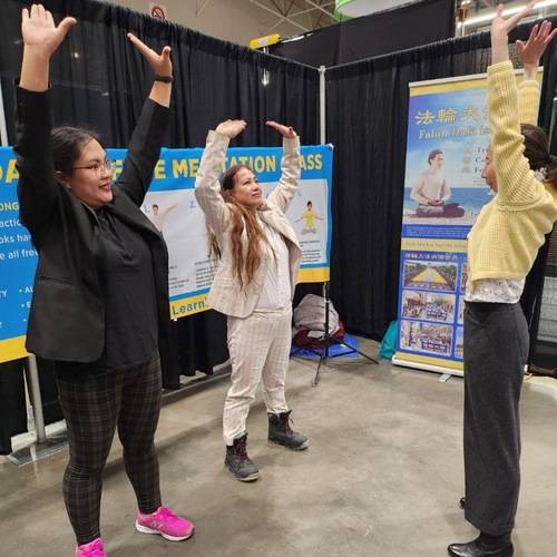 Candita (middle) and her friend Glenda (left) learn the Falun Dafa exercises.