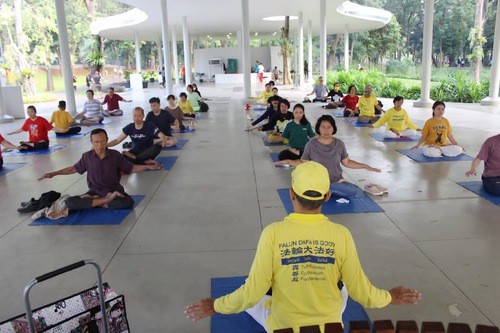 Practitioners demonstrated the exercises and introduced Falun Dafa to people at Tebet Eco Park, Jakarta on March 22, 2023.