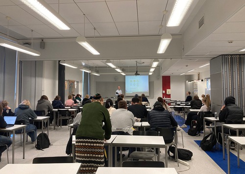 A practitioner introduced Falun Dafa and explained the persecution in China to a classroom of students at Tikkurilan High School in Vantaa, Finland.
