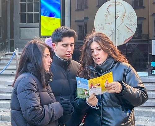Practitioners informed people of the persecution in China.