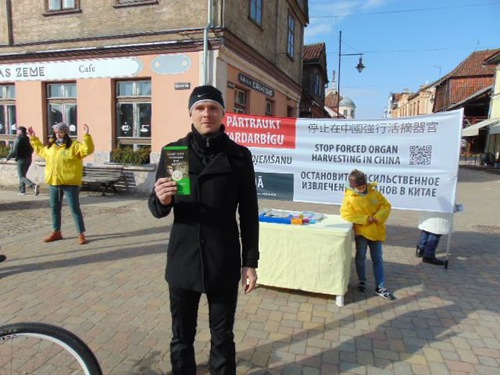 A man who stopped to talk said, “I condemn [the CCP] for this illegal persecution of Falun Dafa practitioners in China.”