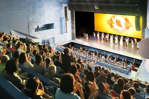 Shen Yun World Company at the Taipei Performing Arts Centre on March 21. The performers took three bows during the curtain call. The company presented seven performances at the Taipei Performing Arts Center March 21–26, all to full houses. (The Epoch Times)