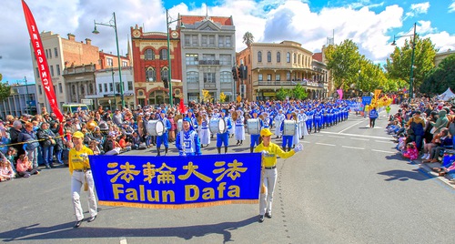 Over 100 Falun Dafa practitioners from Melbourne and Sydney took part in the Easter Gala Parade in Bendigo on April 9, 2023.