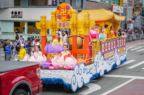 Practitioners held a grand parade in Flushing, New York, to remember the 24th anniversary of the April 25 Appeal in Beijing.