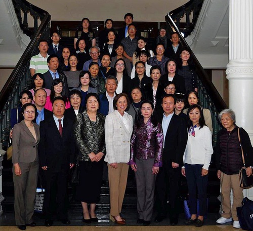 Senator Kolhorst (centre, front row) takes a group photo with Falun Gong practitioners.