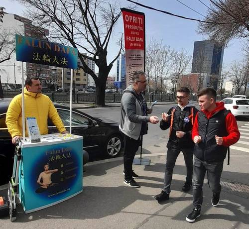 Falun Dafa practitioners in Romania introduced Falun Dafa to the public near the University of Bucharest on March 20, 2023.